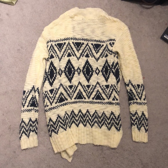 3/$30 ✨Ardene patterned cardigan✨ - Picture 2 of 5